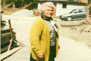 Unsere Oma beim Umbau im Frhling  1991
